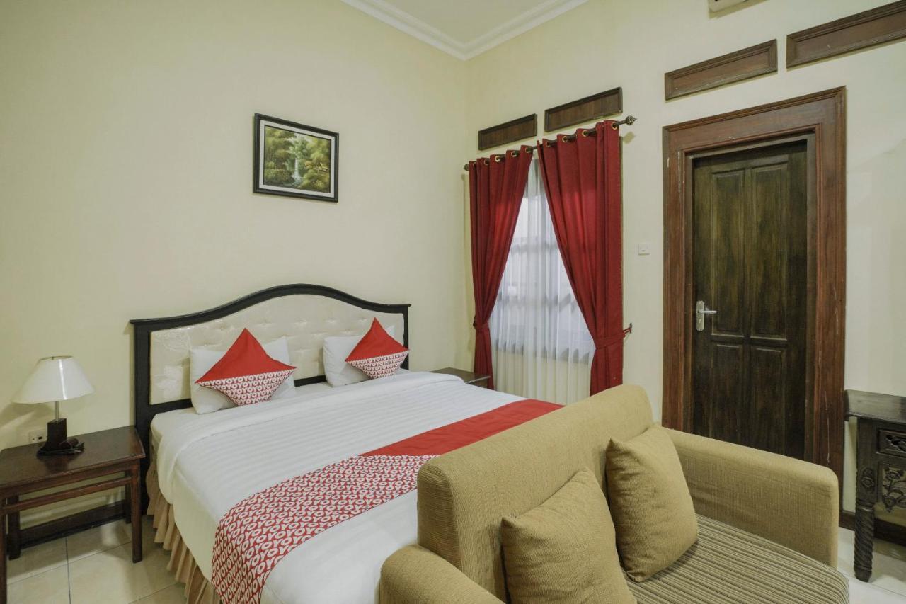 Oyo 804 Ndalem Maharani Guest House Jogjakarta Buitenkant foto