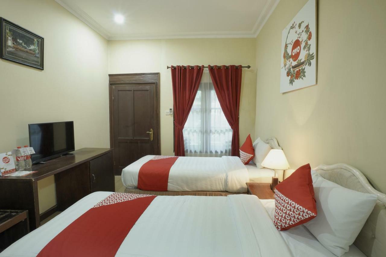 Oyo 804 Ndalem Maharani Guest House Jogjakarta Buitenkant foto